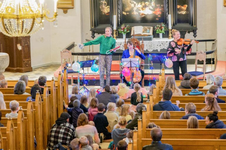 Stykket »Noahs Ark« opføres af Musikpatruljen i Store Magleby Kirke. Foto: TorbenStender.