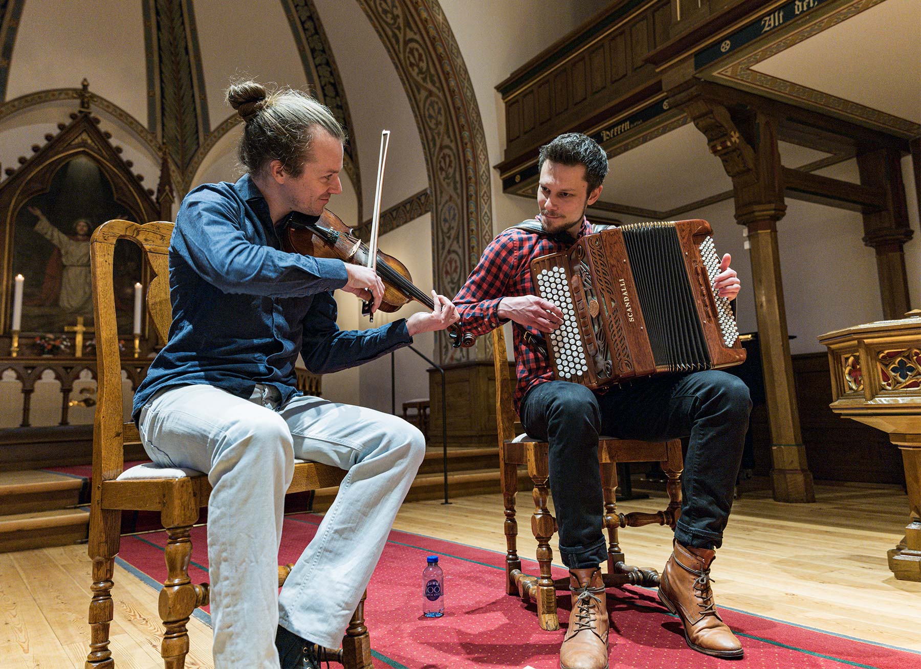Andreas Tophøj (violin) og Rune Barslund (accordeon) spiller folkemusik i Dragør Kirke. Foto: TorbenStender.