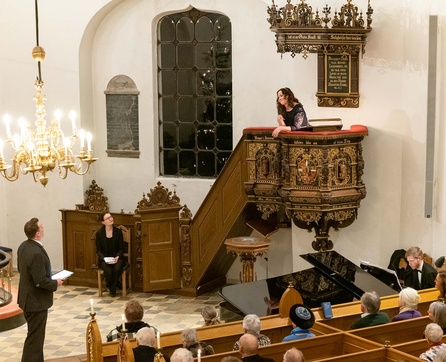 Kirkens sangere synger en romantisk serenade. Foto: TorbenStender.
