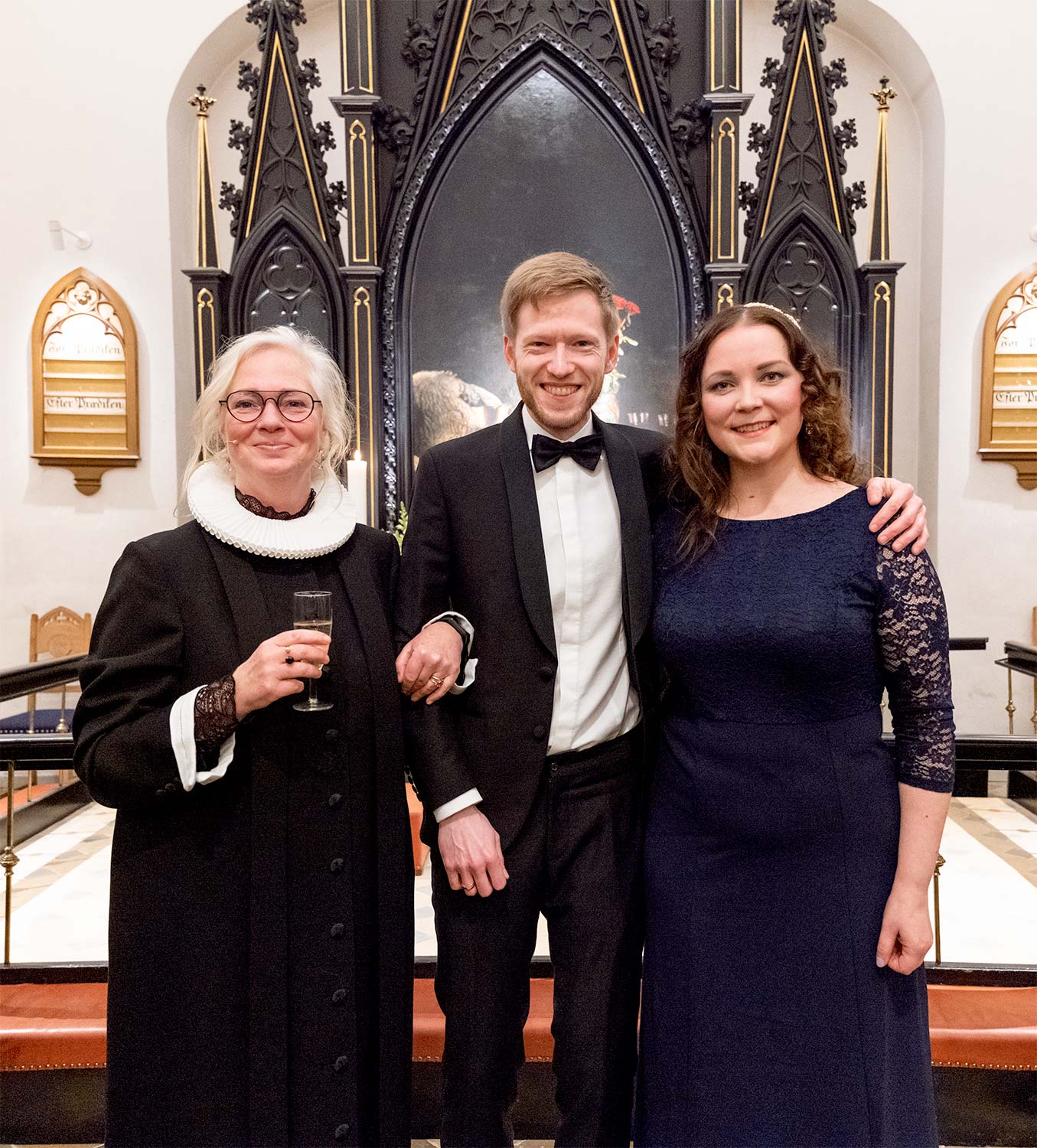 Sognepræst Gitte Turin med organist Erik Kolind og sangerinde Outi Karjalainen. Foto: TorbenStender.