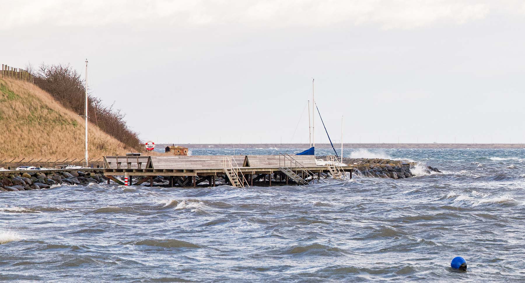 Voldsom vind gav høje bølger i Øresund. Foto: TorbenStender.