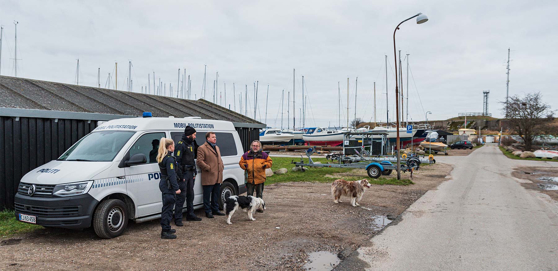 Københavns Politi tager imod borgere mandag på Prins Knuds Dæmning ved indkørslen til Dragør Fort. Foto: HAS.