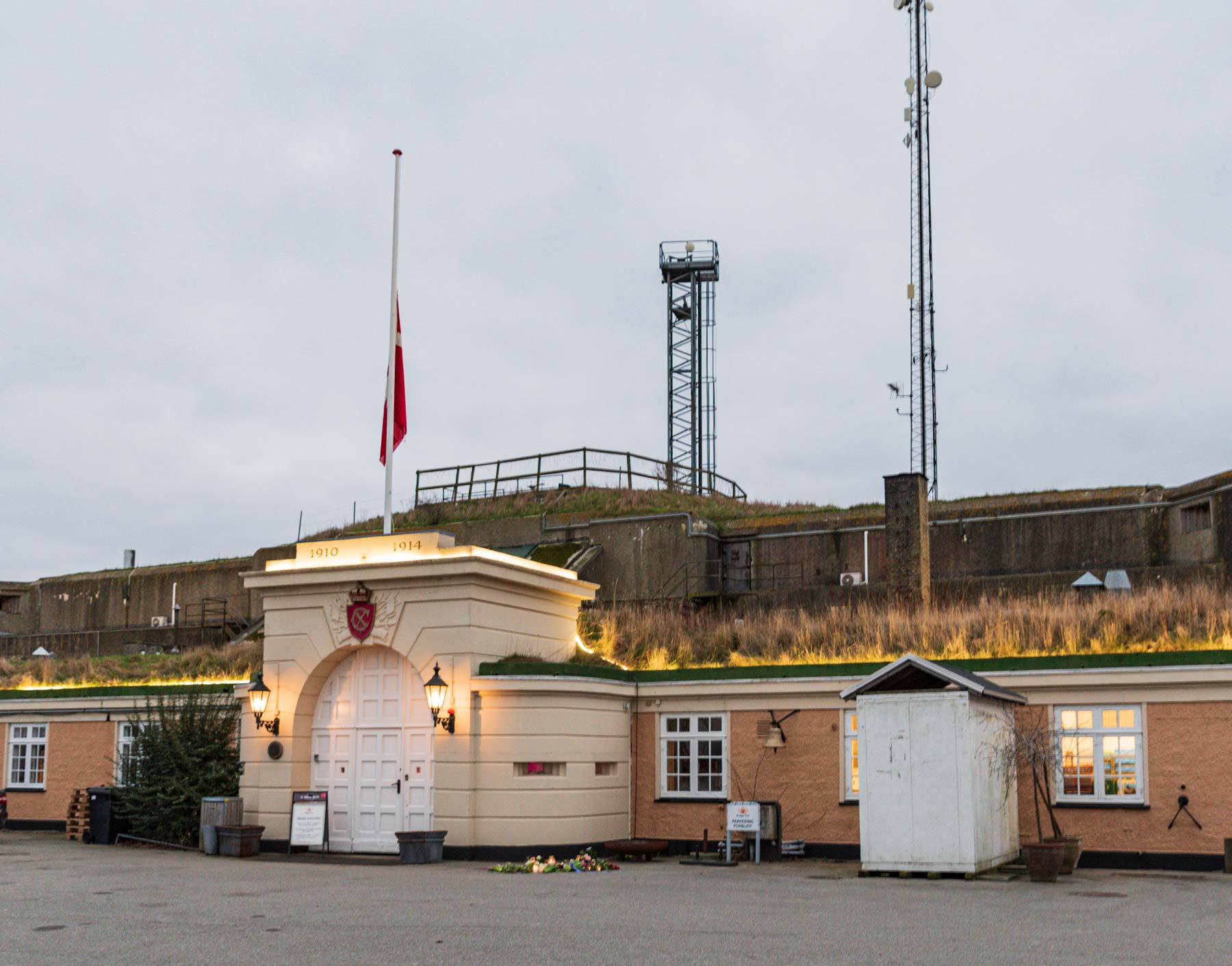 Der flages på halv på Dragør Fort mandag. Foto: HAS.