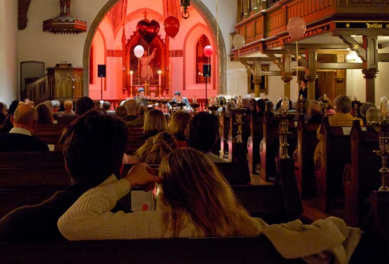 I stemningsfuld belysning fejres valentinsdag og kærligheden i Dragør Kirke. Foto: TorbenStender.