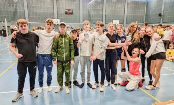 Drengeholdet fra 8.C på Store Magleby Skole og pigeholdet fra 8.D & -E på Nordstrandskolen vinder turneringen – og flotte pokaler.