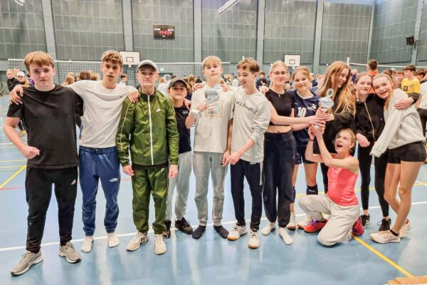 Drengeholdet fra 8.C på Store Magleby Skole og pigeholdet fra 8.D & -E på Nordstrandskolen vinder turneringen – og flotte pokaler.