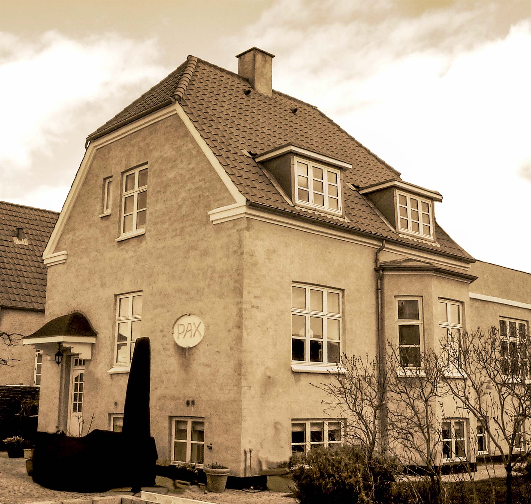 Villa Pax i Dragør spiller en rolle i fortællingen om dobbeltmordene.