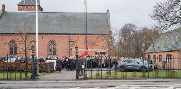 Drag­ør Kirke fyldes af såvel blomster som deltagende borgere, der sender René Carstensen af sted på hans sidste rejse. Foto: TorbenStender.