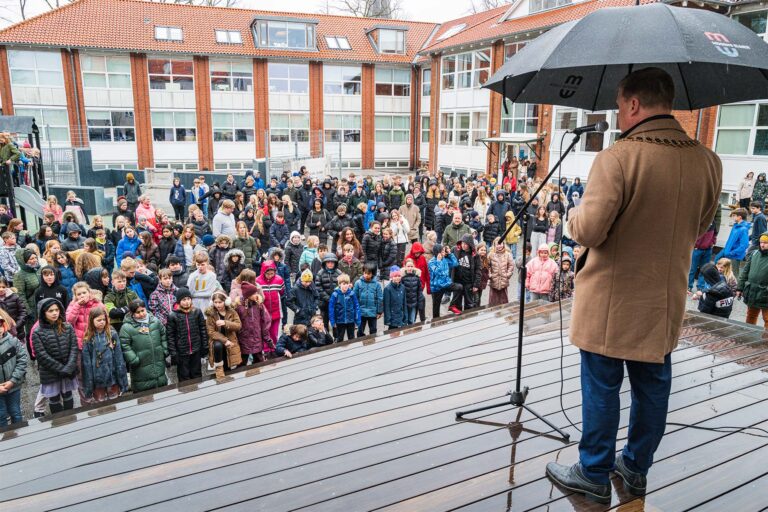 I regnvejr åbner borgmester Kenneth Gøtterup Dragørs skolers affaldsindsamling. Foto: TorbenStender.