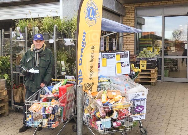 Lions Dragør samler madvarer foran føtex food og Netto på Møllevej lørdag den 1. april. Arkivfoto.