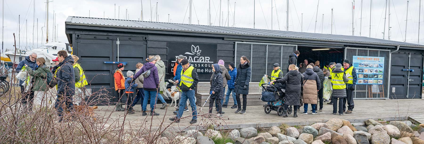 Mange deltager søndag i Naturvogterne Dragørs affaldsindsamling. Foto: TorbenStender.