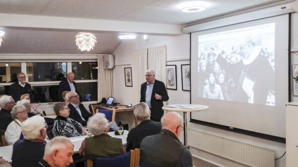 Erik Norman Svendsen fortsætter sit causeri fra april sidste år. Foto: Ole Larsen.