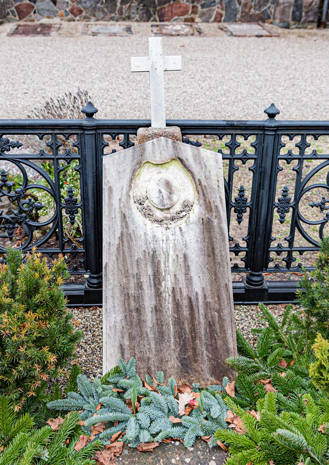 På Isbrandtsens familiegravsted er der fjernet en marmorkrans – og gravstenen er revnet i samme forbindelse. Foto: HAS.