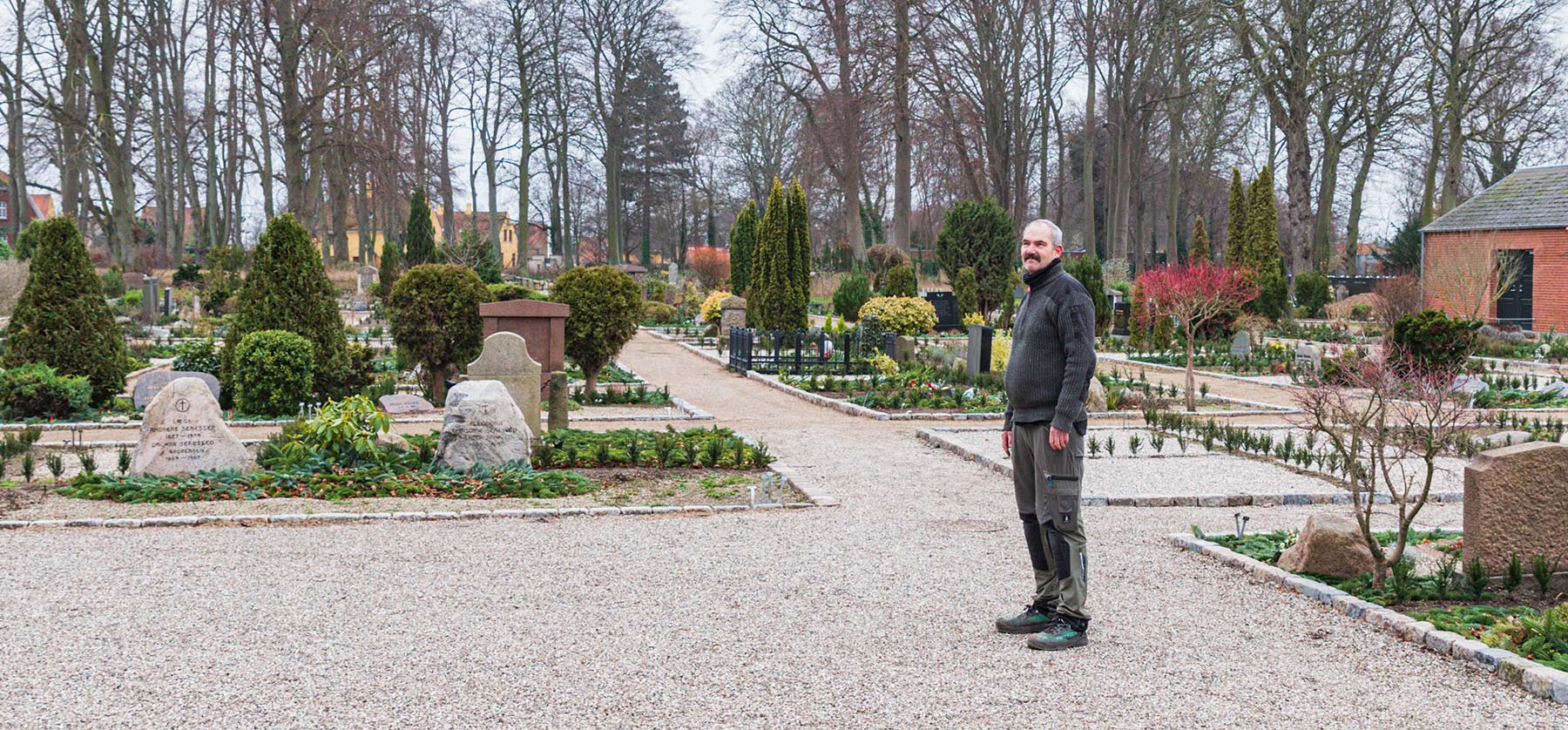 Graver Michael Müller viser Dragør Nyt rundt på Dragør Kirkegård. Foto: HAS.