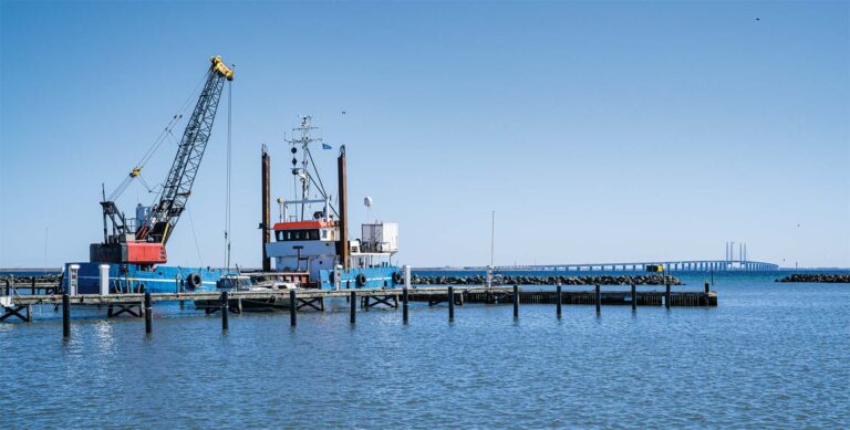 Et af de to uddybningsfartøjer, der har været i gang med at gøre havnen klar. Foto: TorbenStender.