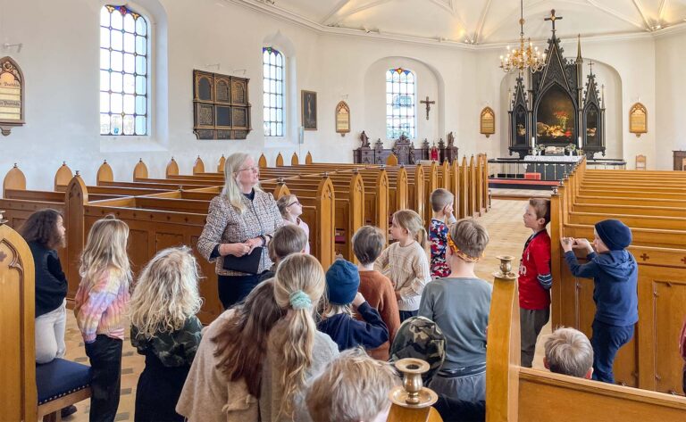 Gitte Turin fortæller om kirken og dens mange ritualer. Foto: Leni Larsen.