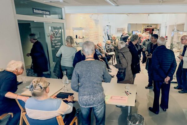 Der er gerne kø i Dragørs Aktivitetshus, når de første billetter til kommunes pensionistskovture bliver sat til salg. Foto: TorbenStender.