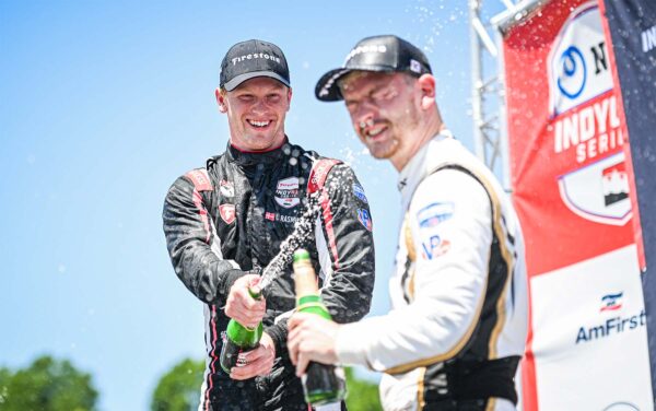 Christian Rasmussen (tv.) og Toby Sowery fejrer resultatet med champagnesprøjt. Foto: Penske Entertaintment.