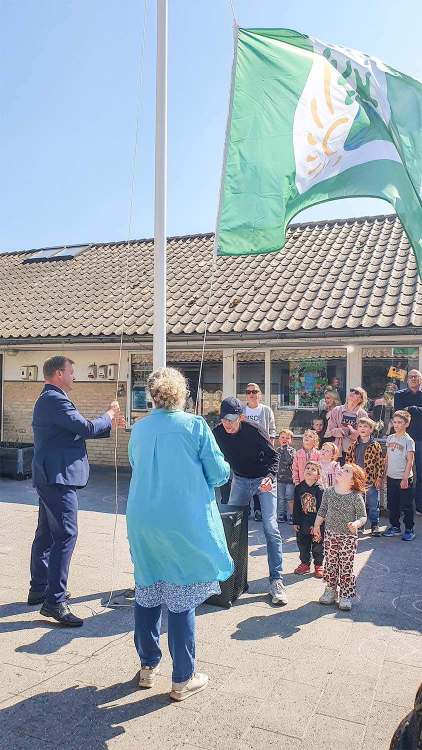 Borgmesteren hejser det grønne flag. Foto: CL.