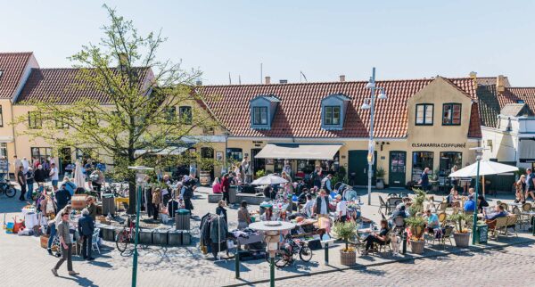 Det smukke vejr trækker mange besøgende til gadelavets torvedag. Foto: TorbenStender.