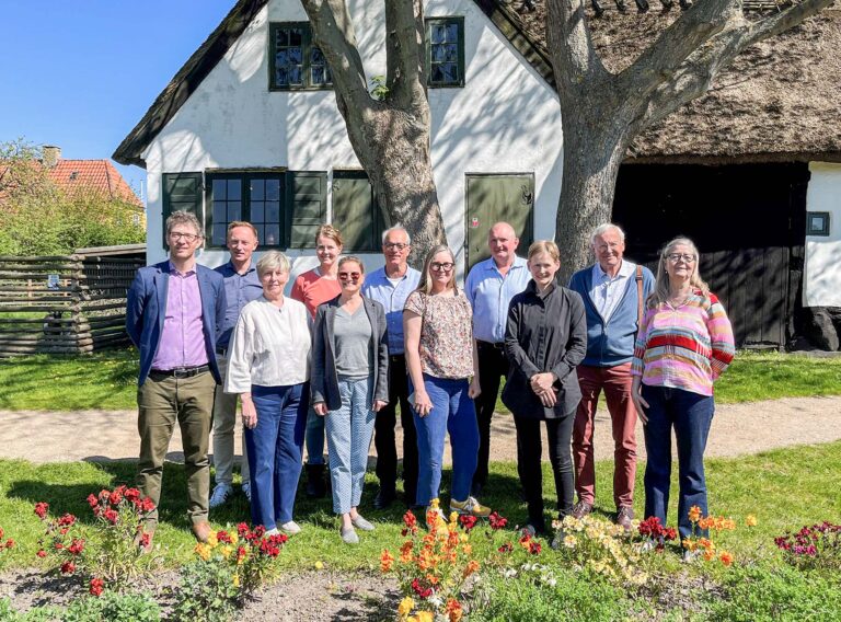 Museum Amagers bestyrelse og oplægsholdere foran den gamle museumsgård. Set fra venstre er det Peter Damgaard, Søren Bak-Jensen, Bente Walløe Poulsen, Juliane Engelhardt, Christina Papsø Weber, Carsten Dinesen Maass, Annette Nyvang, Søren Mentz, Marie Riegels Melchior, Jens Thorhauge og Helle Barth. Foto: Museum Amager.