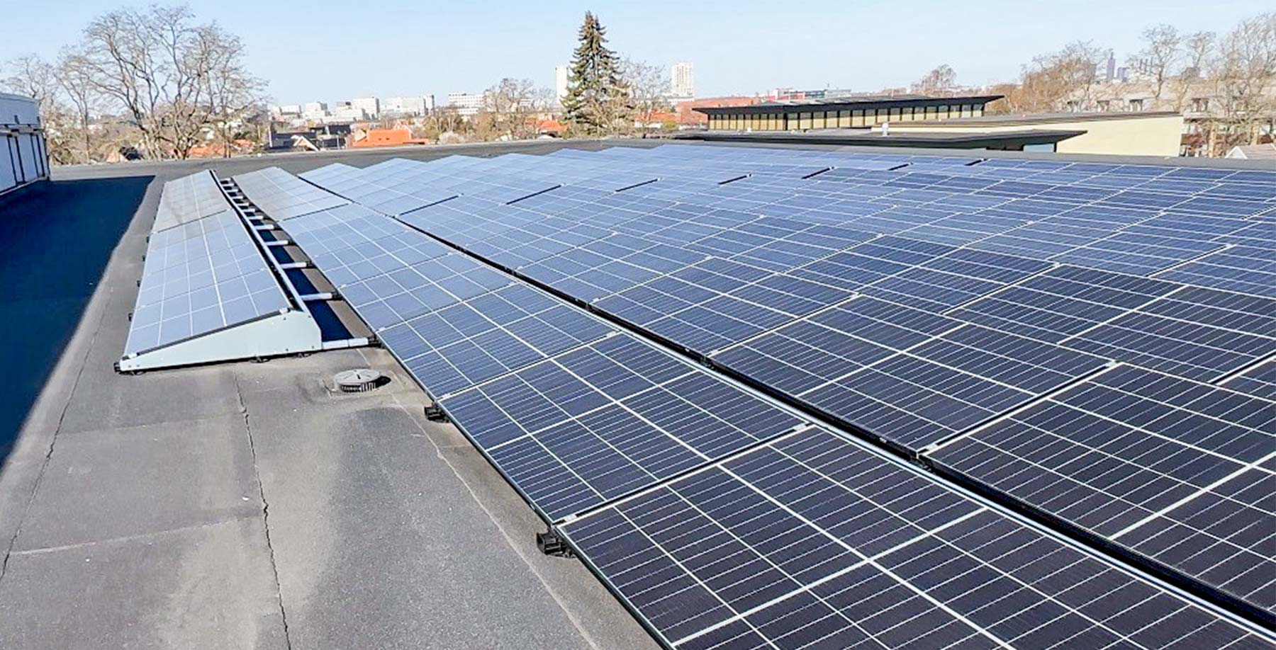 Solcellerne på taget af TG er nu taget i brug. De forventes i fremtiden at stå for produktion af cirka 25% af skolens strømforbrug.