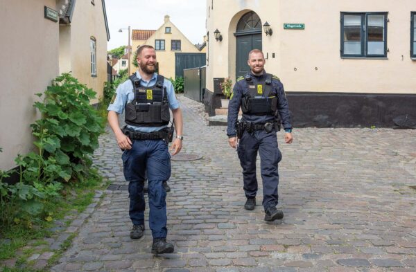 Lokalbetjent Jonas Thers og kollegaen Davis Andersen på patrulje i den gamle by. Arkivfoto: Hans Jacob Sørensen.