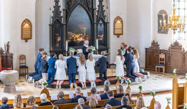 Gitte Turin står for konfirmationen i Store Magleby Kirke. Foto: TorbenStender.