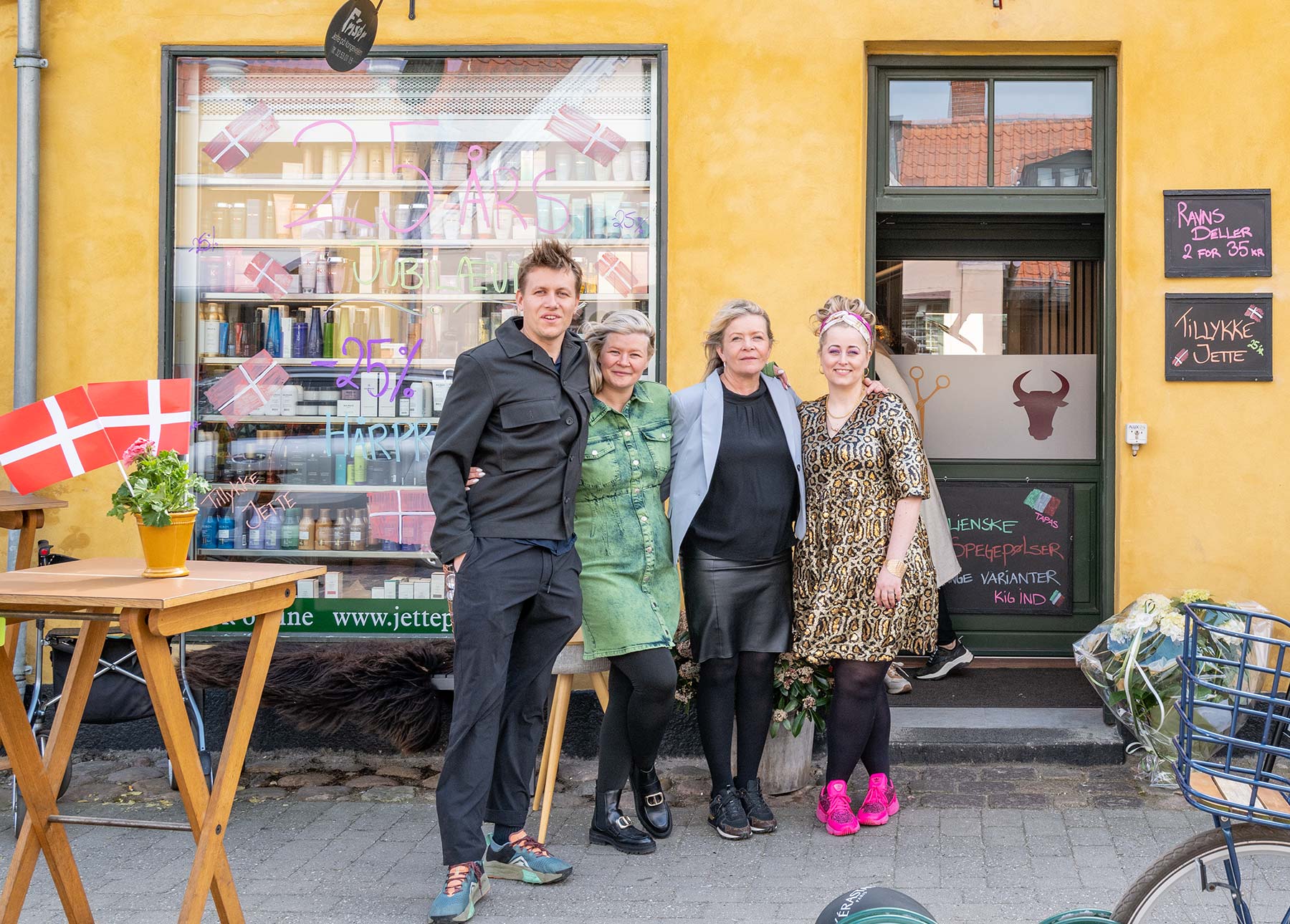 Lørdag den 29. april kunne Jette Ravn (nr. 3 fra venstre) fejre sit 25-års-jubilæum som frisør i Dragør med en særdeles velbesøgt reception. Foto: TorbenStender.