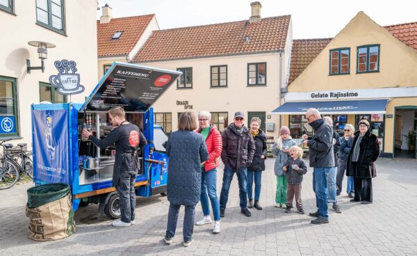 Der blev i fredags, den 28. april, serveret gratis kaffe foran Irma-butikken på Neels Torv. Det var naturligvis den klassiske Irma-kaffe, gæsterne fik tilbudt. I retur fik Irmas ansatte både varme tanker, søde ord og gode ønsker for fremtiden. Foto: TorbenStender.