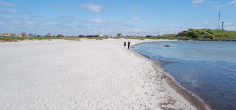 Mormorstranden er nu klar til badegæster – så er man frisk på den nuværende vandtemperatur, kan man bare komme ned og hoppe ud i bølgen blå. Foto: TorbenStender.