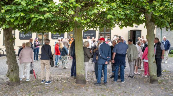 Interessen for borgerforeningens tilbud om havevandring viser sig ved turens udgangspunkt hurtigt at være stor. Foto: TorbenStender.