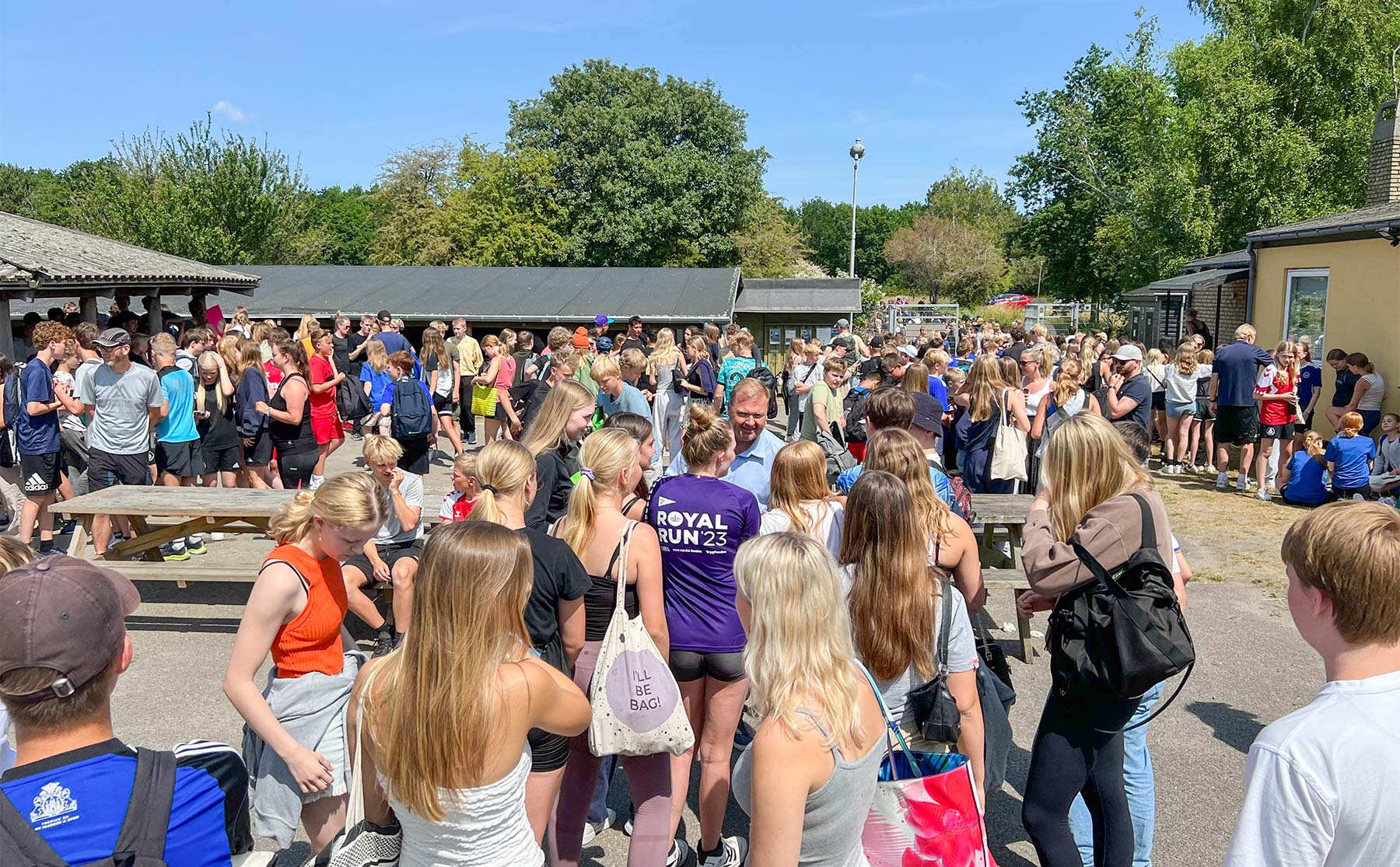 Borgmester Kenneth Gøtterup taler med nogle af eleverne på Kongelundsfortet. Foto: Dragør Ungdomsskole.