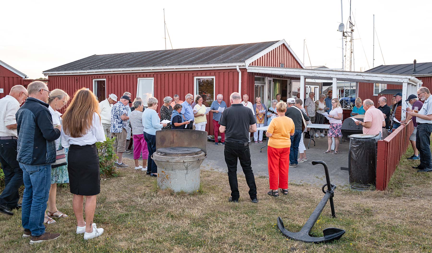Der bliver sunget fællessang – uden bål – i Dragør Bådelaug. Foto: TorbenStender.