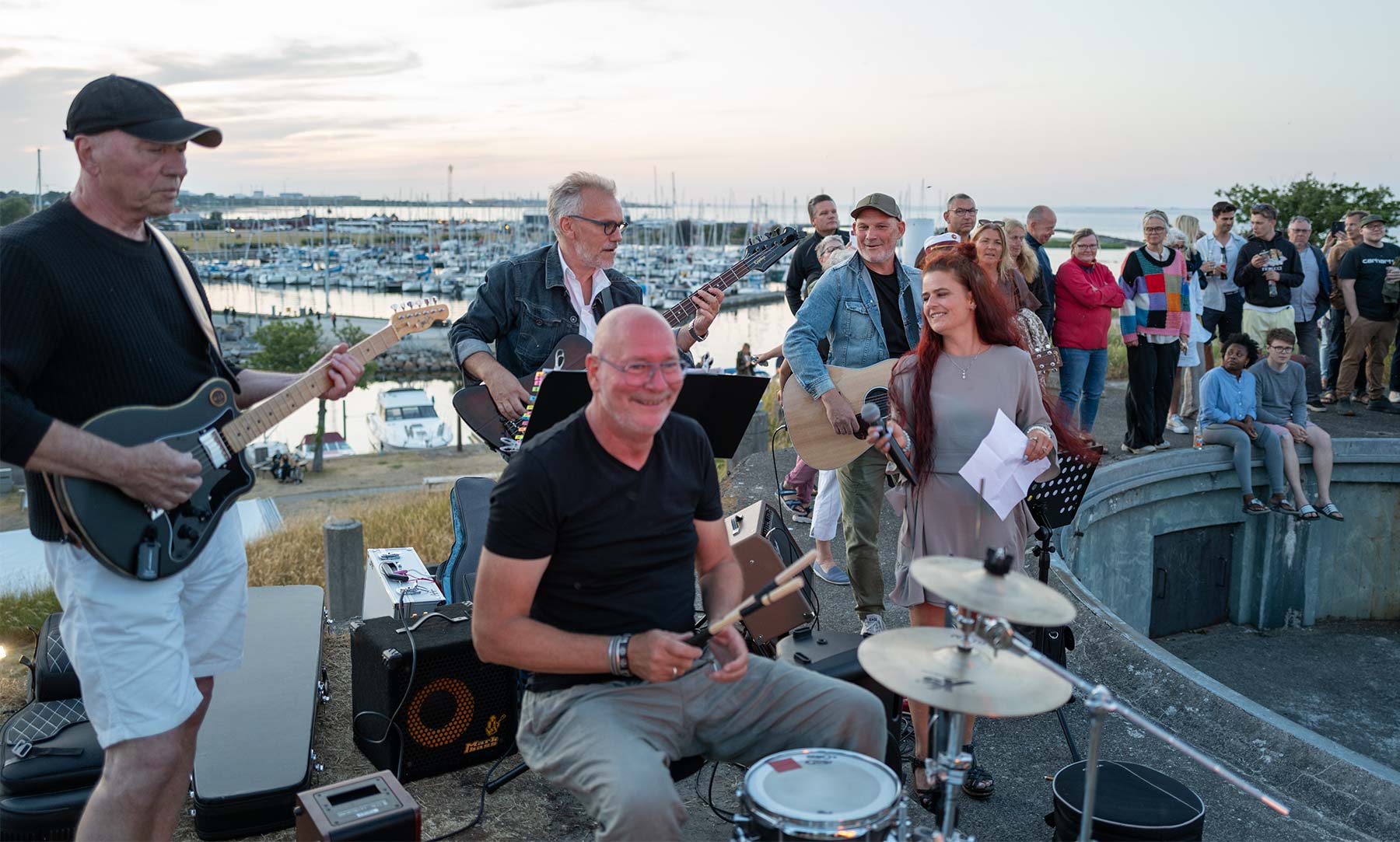 Gæsterne får musikalsk underholdning på Dragør Fort. Foto: TorbenStender.