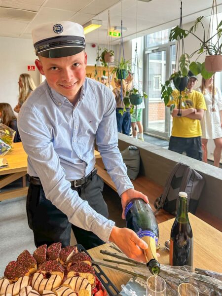 Andreas Helgstrand Leth skænker champagne.