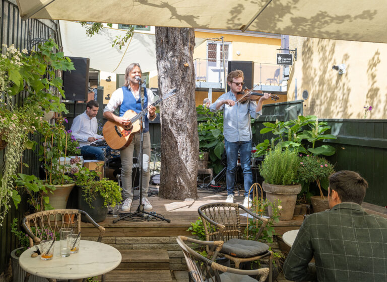 Thorbjørn Thorslund Trio underholder i en gårdhave i Dragør. Foto: TorbenStender.