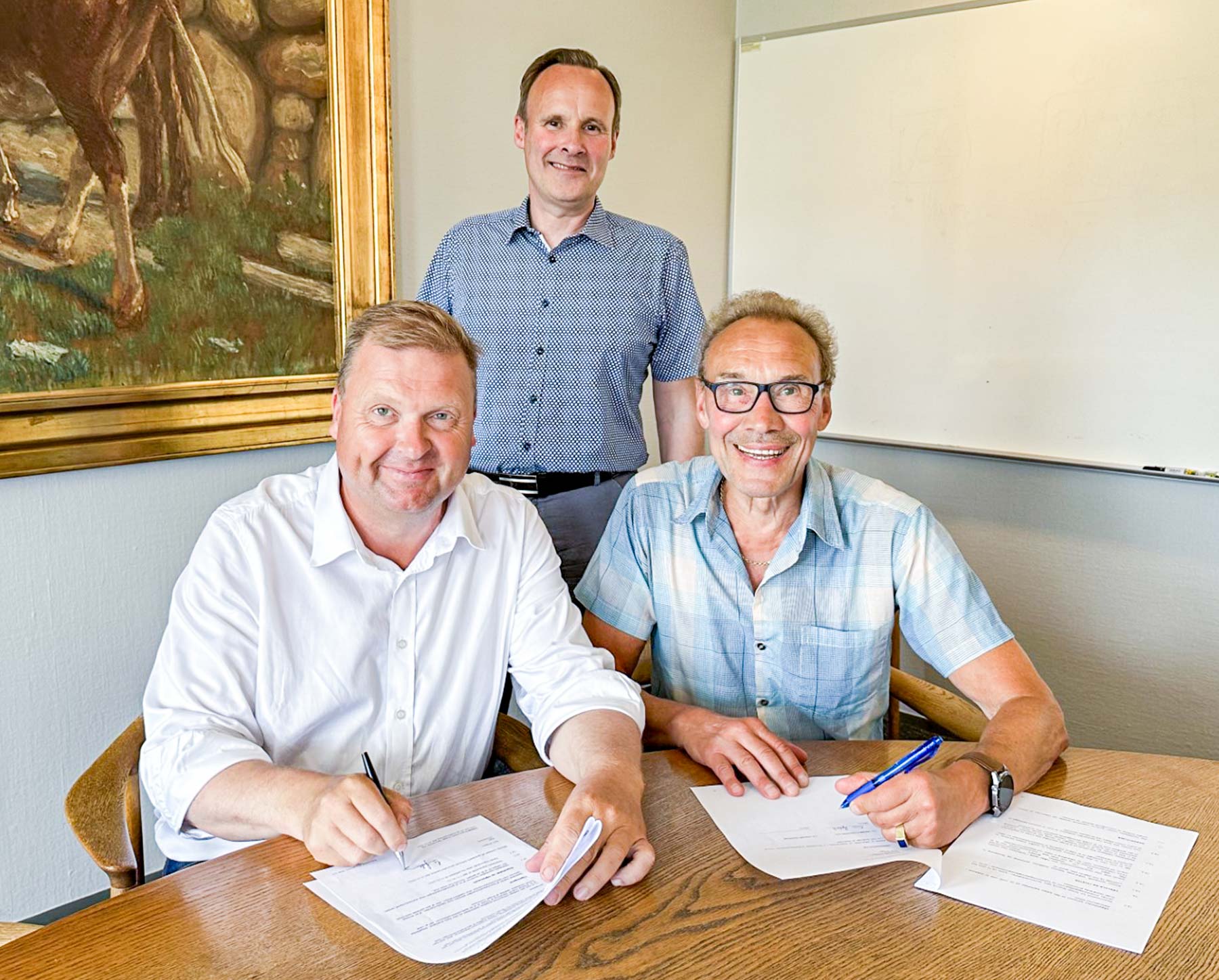Dragørs borgmester, Kenneth Gøtterup (tv.), og bestyrelsesformand i Tårnby Forsyning Einer Lyduch underskriver aftalen, mens borgmesteren i Tårnby, Allan S. Andersen, ser til.