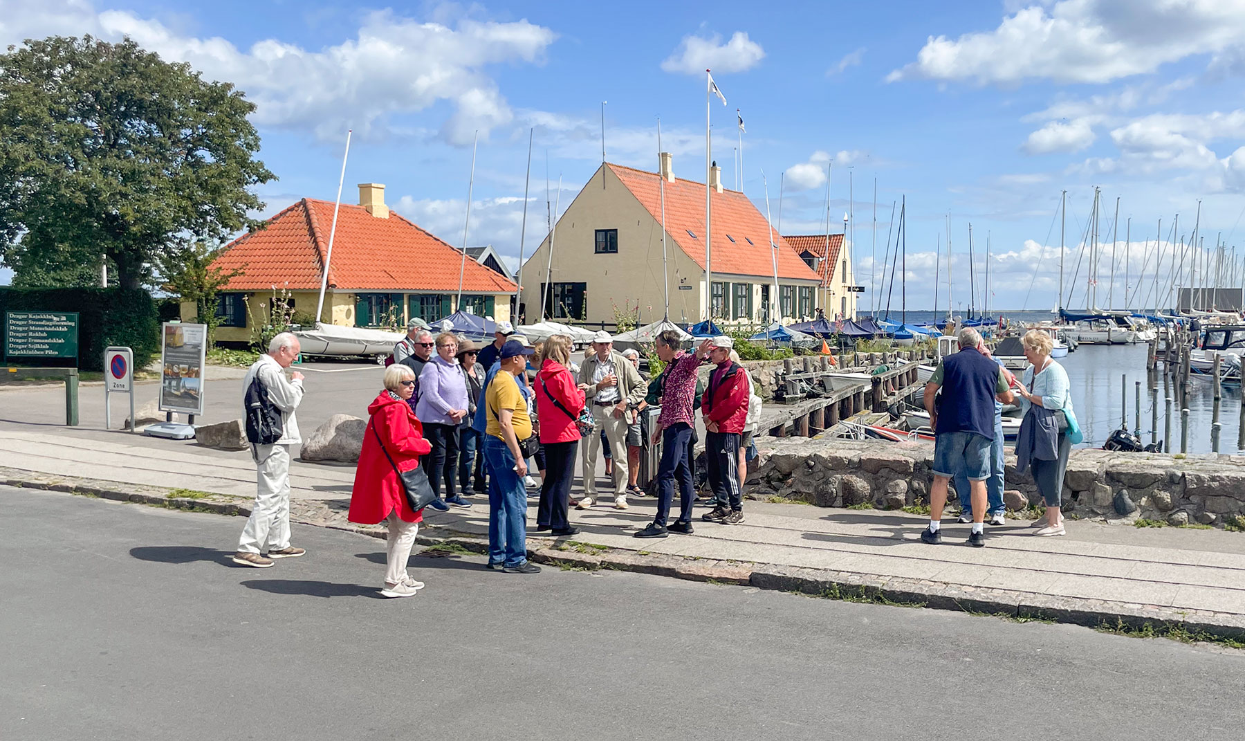 Mange turister gæster den gamle by og havnen. Ofte foregår turen til Drag­ør i turistbusser. Foto: HAS.