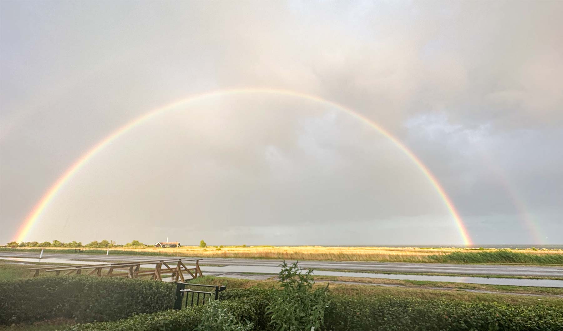 En af Dragør Nyts læsere fangede søndag den 2. juli denne smukke regnbue fra Vierdiget på Sydstranden. Foto: Tom Clausen.