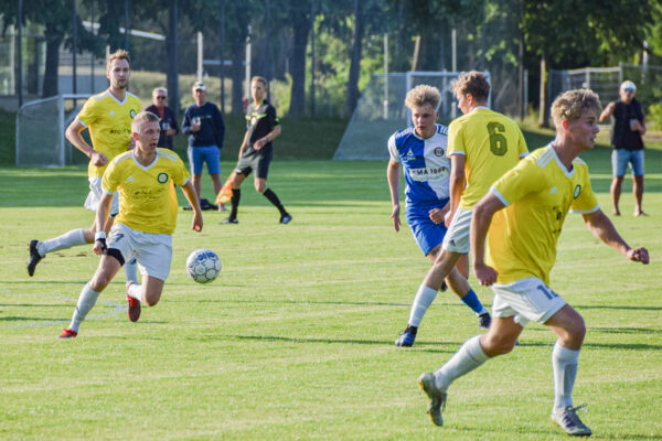 Frederik Frost fører bolden frem i den flotte pokalsejr over GVI – en sejr, som i starten af august giver Drag­ør Boldklubs 1. herresenior chancen mod FC Helsingør. Arkivfoto.