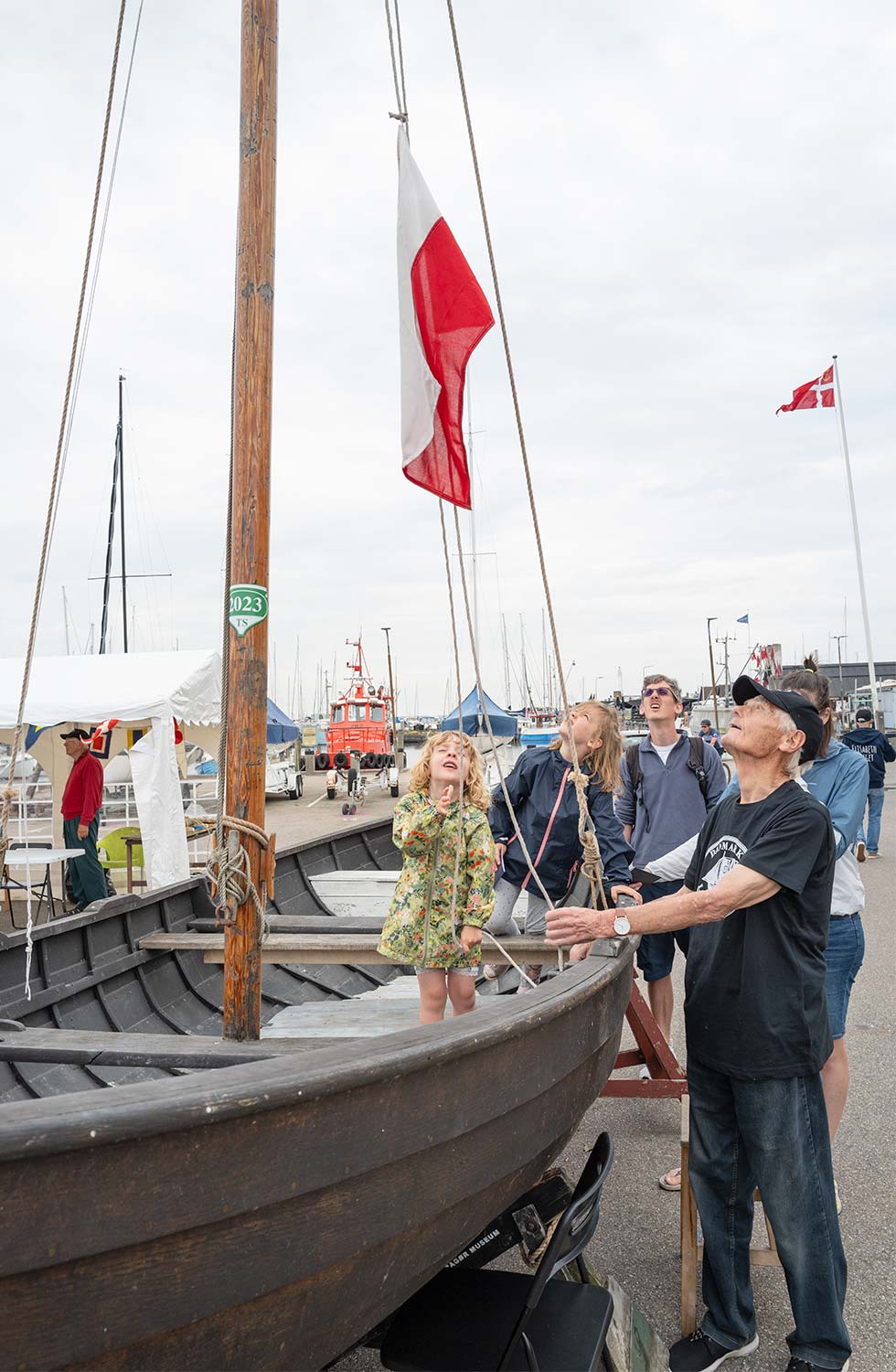 Flaget hejses på den gamle isbåd, Mågen. Foto: TorbenStender.