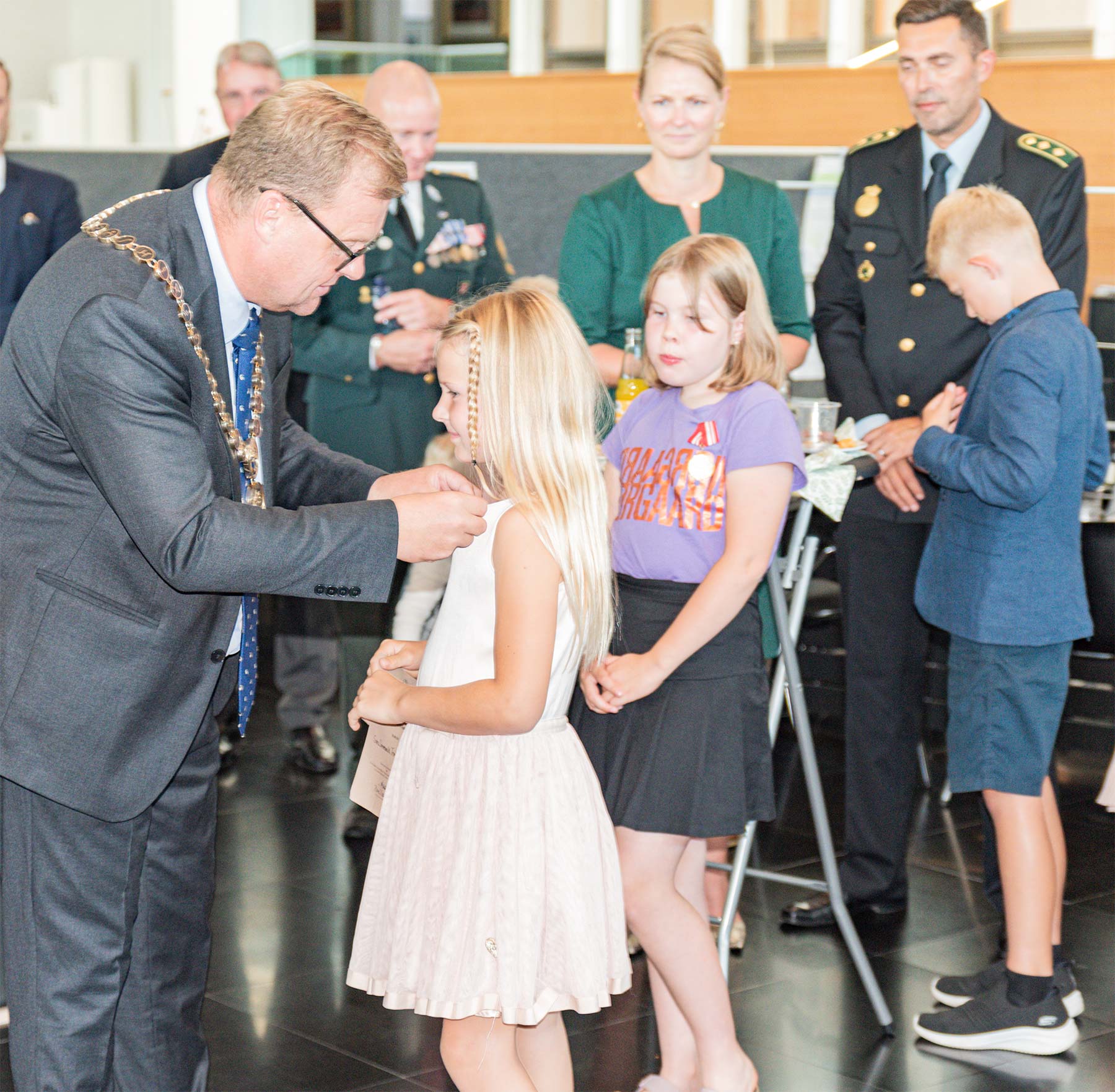Borgmester Kenneth Gøtterup overrækker medaljer til ni børn. Foto: HAS.