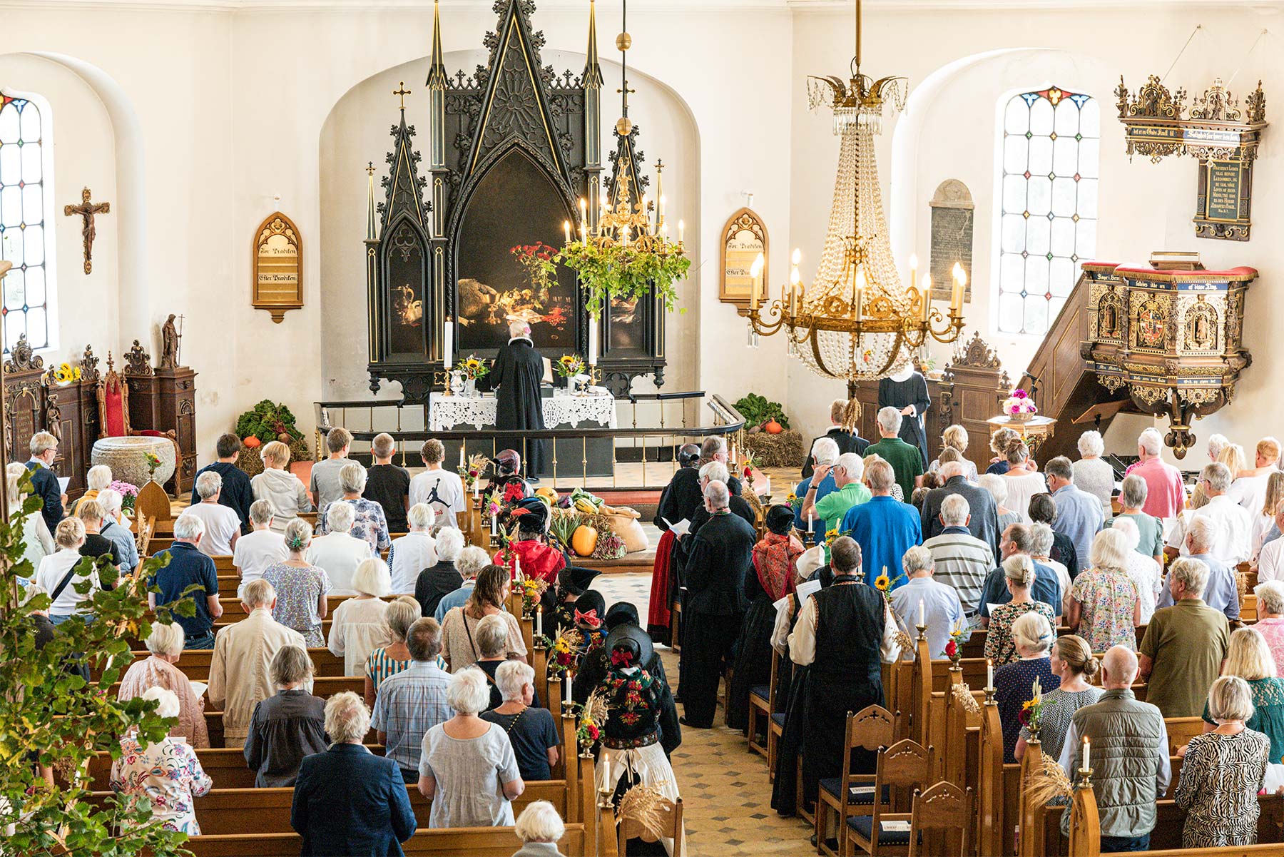 Der er stor deltagelse ved den festlige høstgudstjeneste i Store Magleby Kirke. Foto: TorbenStender.