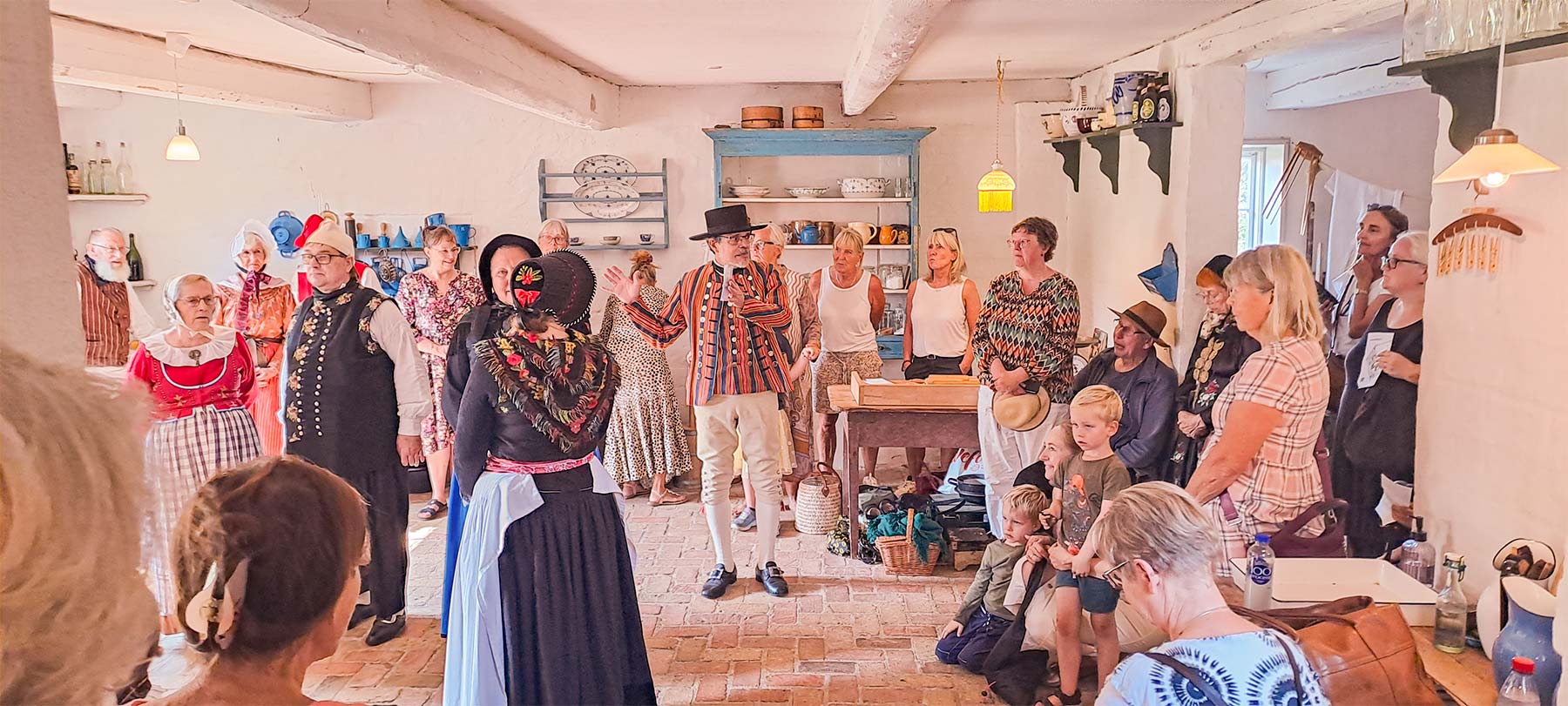 Folkedansere viser dans i sommerkøkkenet på Amagermuseet. Foto: Museum Amager.