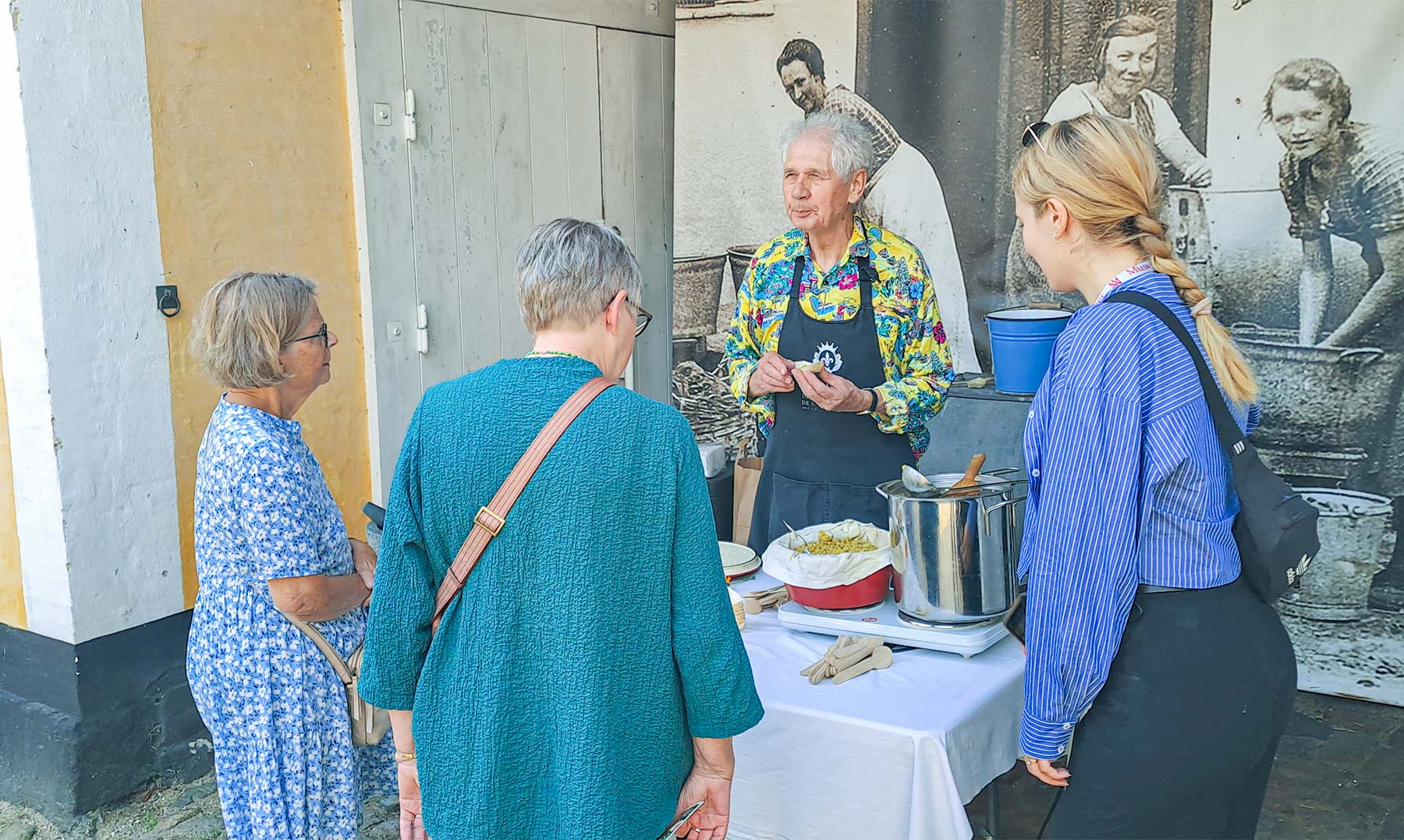 Jens Breinholt Schou serverer smagsprøver på posegrød til museets gæster. Foto: Museum Amager.