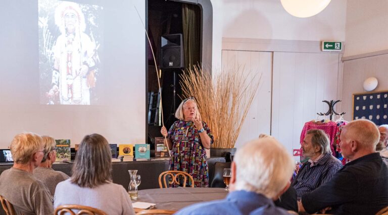 Bennedicte Riis fortæller i borgerforeningens sal. Foto: TorbenStender.