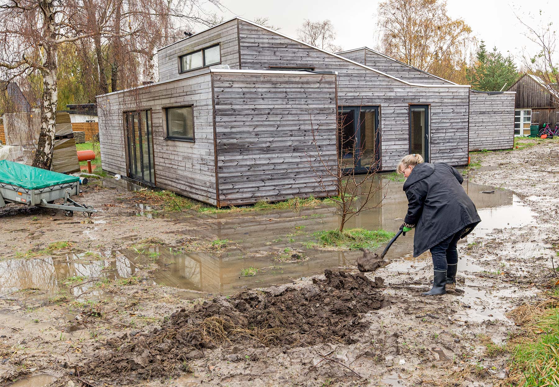 Der kæmpes med at holde vand og mudder væk fra huse. Foto: TorbenStender.