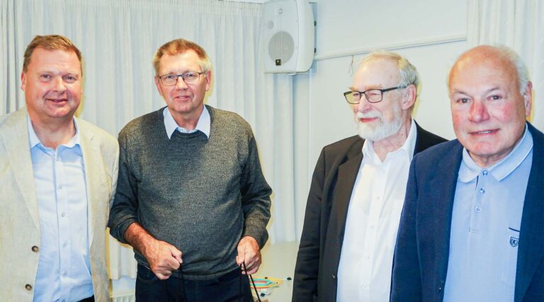 Aftenens to foredragsholdere (fra venstre) Kenneth Gøtterup og Jan Jansen i selskab med Dines Bogø og Renee Schwaner, der er henholdsvis formand og næstformand i Dragør Lokalhistoriske Forening. Foto: Per Larsen.