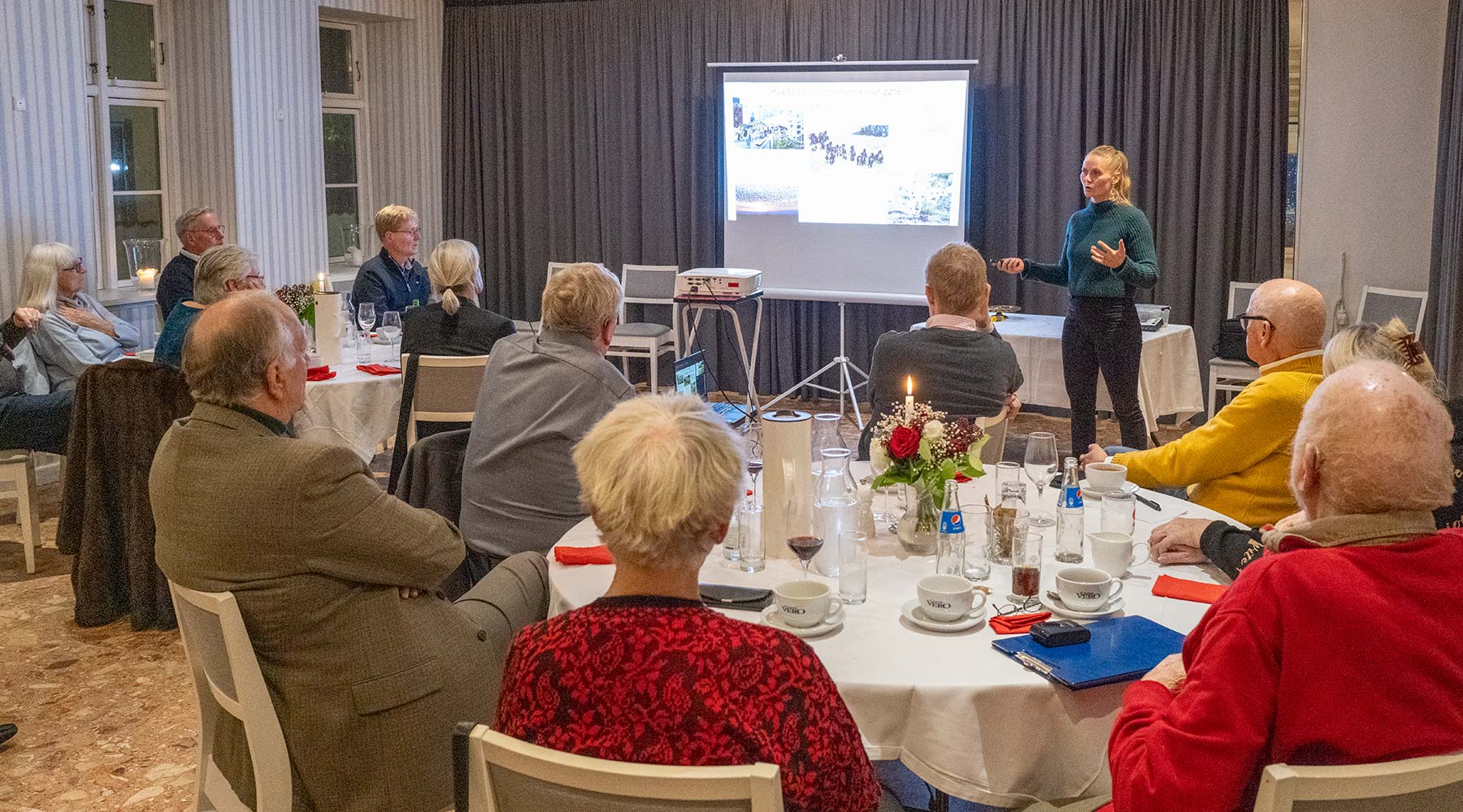 Mia Carlsen holder foredrag på Dragør Strandhotel. Foto: TorbenStender.